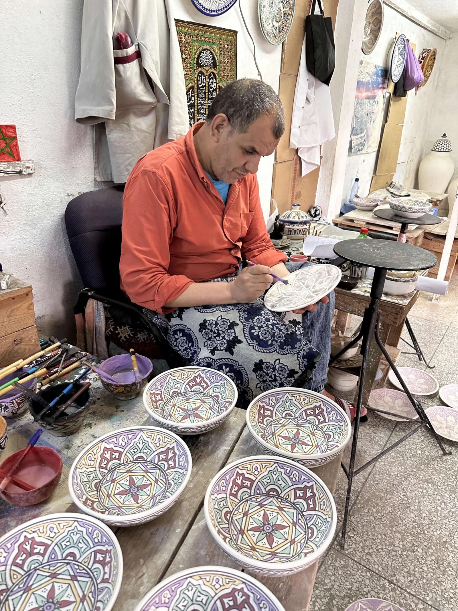 Le geste précis d’un artisan qui décore une céramique